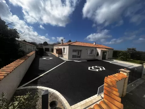 Réalisation d'un enrobé à l'extérieur d'une maison à Saint-Porchaire, Saintes, SARL Sébastien BLOMME