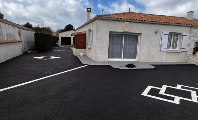 Réalisation d'un enrobé à l'extérieur d'une maison à Saint-Porchaire, Saintes, SARL Sébastien BLOMME